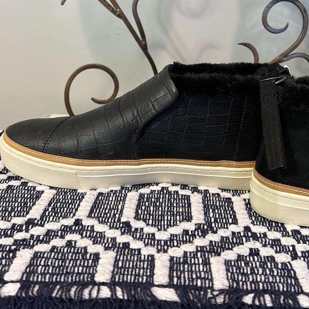 NWT TOMS Croc Embossed Leather And Faux Fur Paxton Slip Ons - Picture 7 of 13